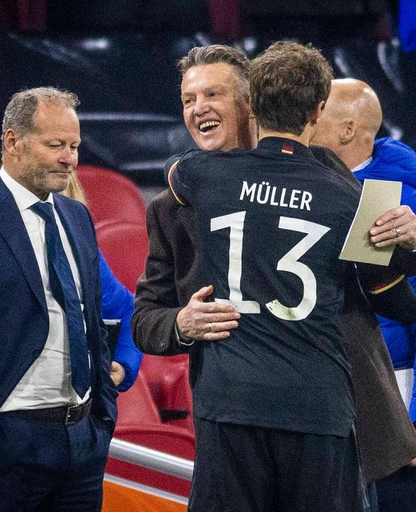 Trainer Louis van Gaal umarmt Thomas Müller.