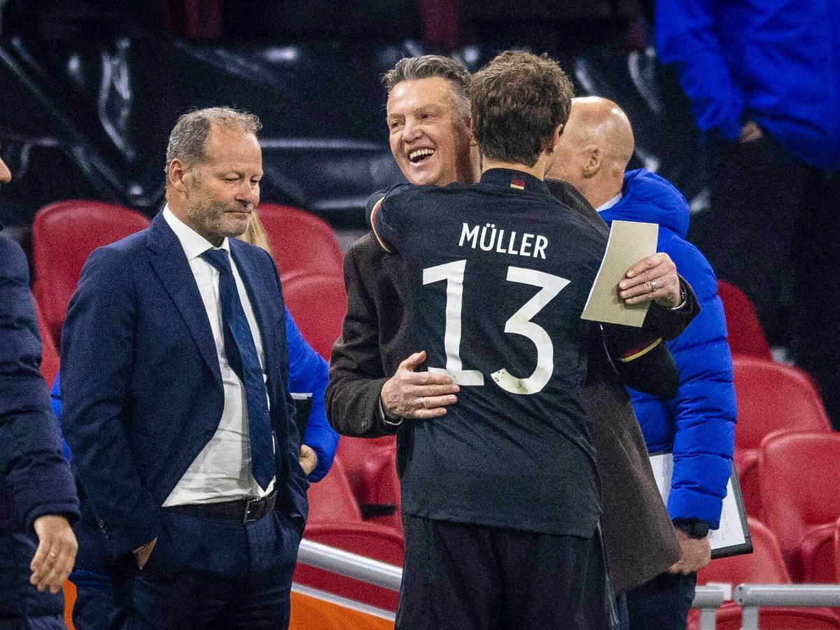 Trainer Louis van Gaal umarmt Thomas Müller.