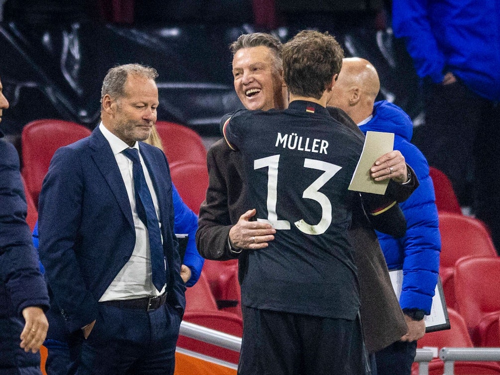 Trainer Louis van Gaal umarmt Thomas Müller.