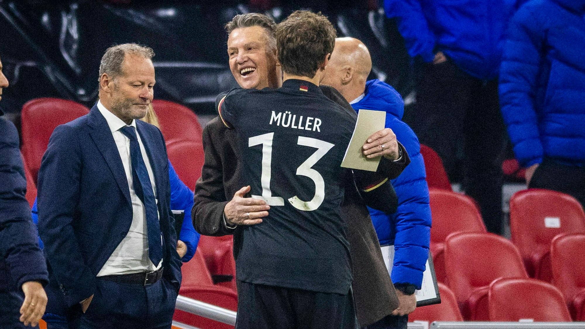 Trainer Louis van Gaal umarmt Thomas Müller.