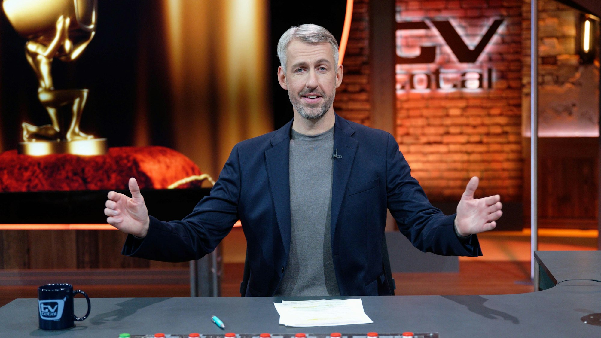 Der Entertainer Sebastian Pufpaff sitzt nach der Aufzeichnung der ersten Sendung der wieder aufgenommenen ProSieben-Comedyshow «TV total» im Studio.