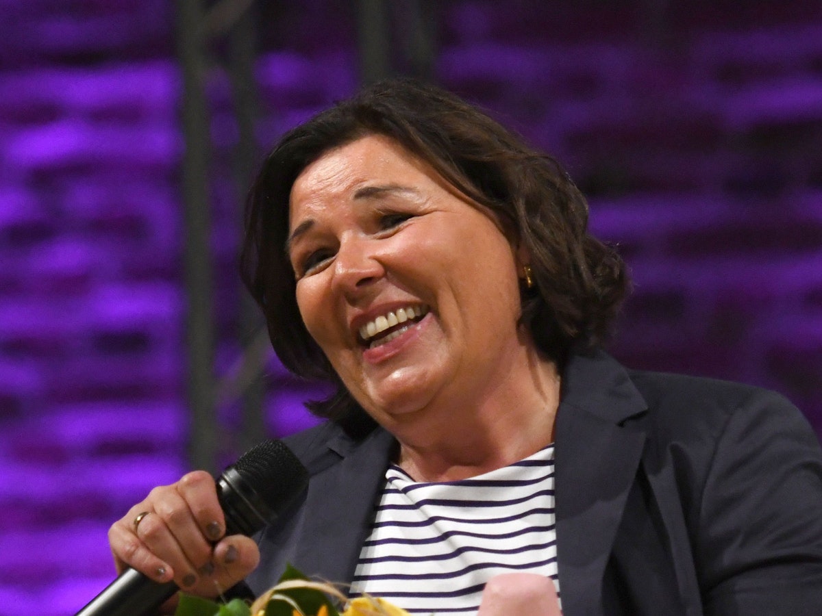 Vera Int-Veen, Moderatorin, steht mit dem Fräulein Kurvig Award bei der Fräulein Kurvig Gala auf der Bühne. (