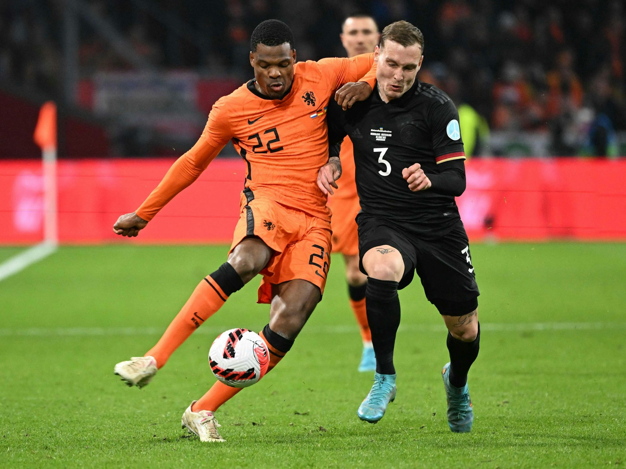 Denzel Dumfries im Zweikampf mit David Raum.