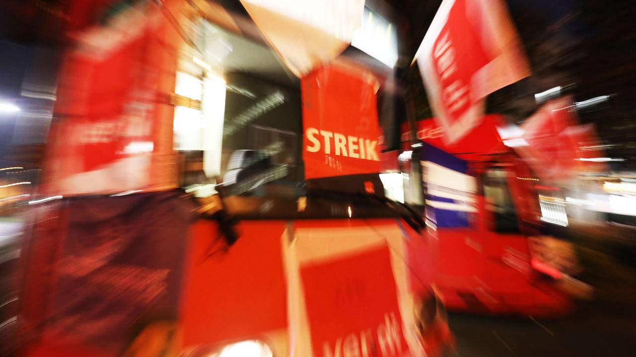 Fahnen und Plakate der Gewerkschaft Verdi