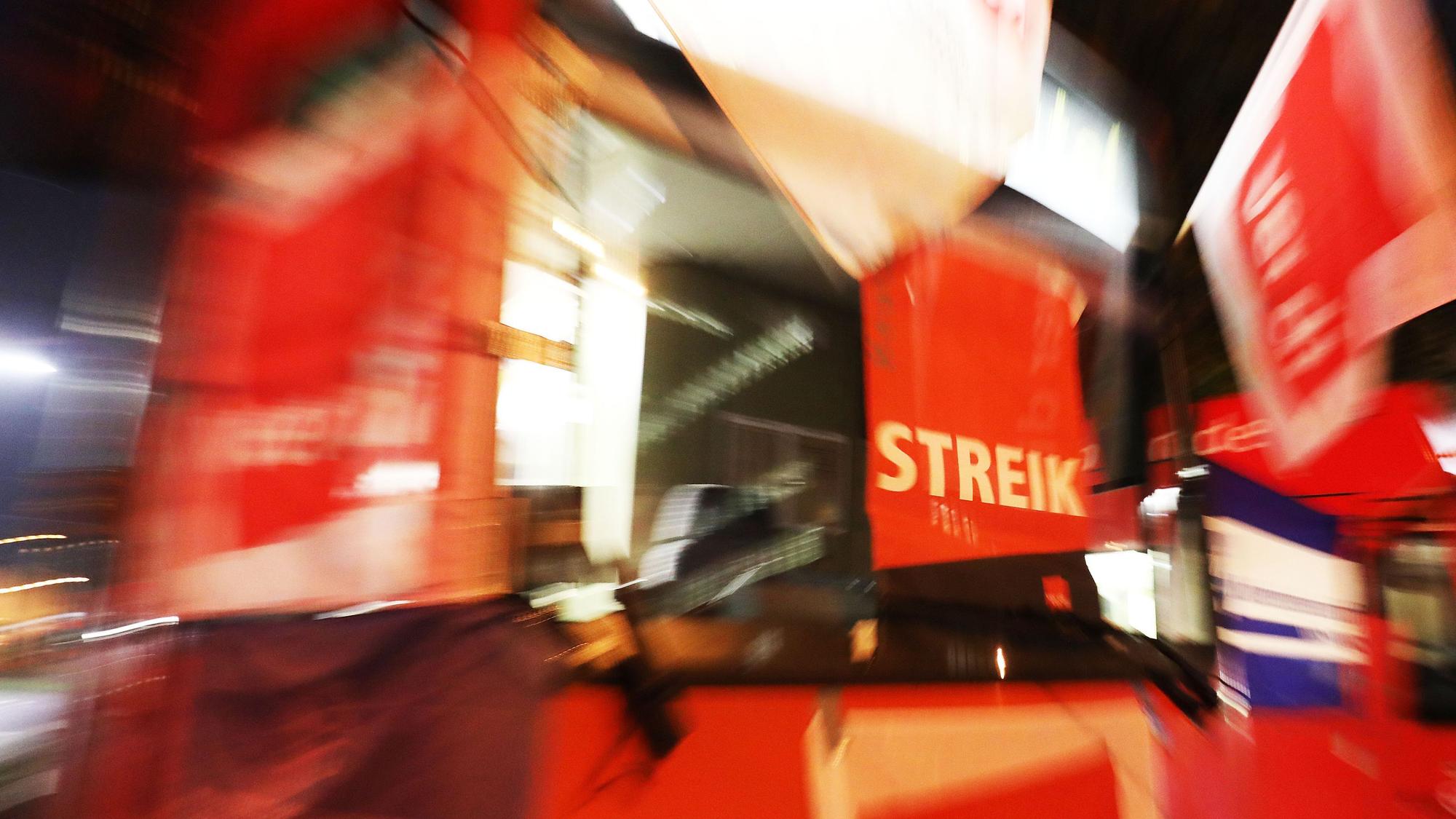 Fahnen und Plakate der Gewerkschaft Verdi