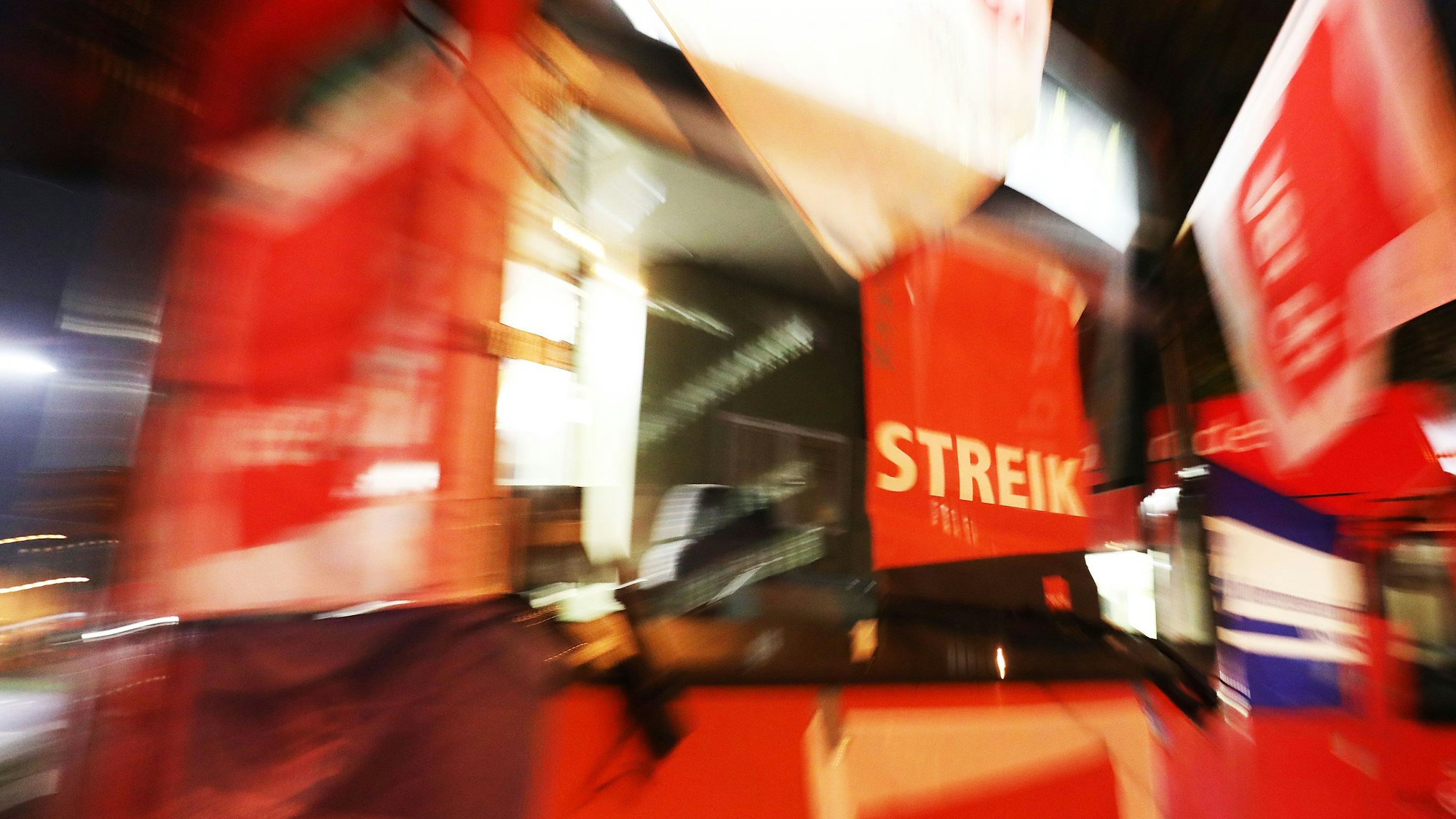 Fahnen und Plakate der Gewerkschaft Verdi