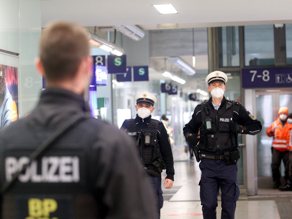 Zwei Bundespolizisten auf Streife in einem Bahnhof.