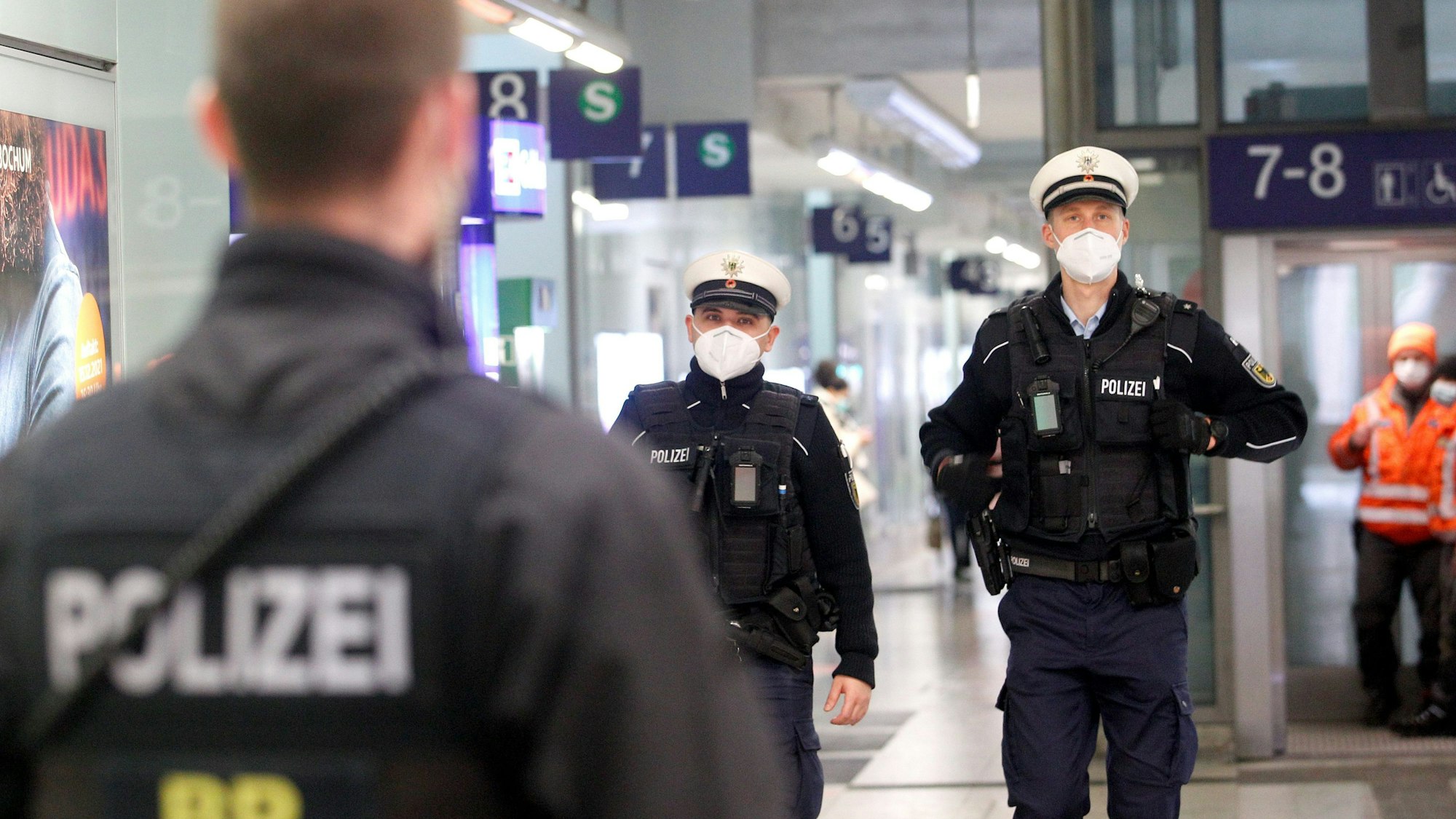 Zwei Bundespolizisten auf Streife in einem Bahnhof.