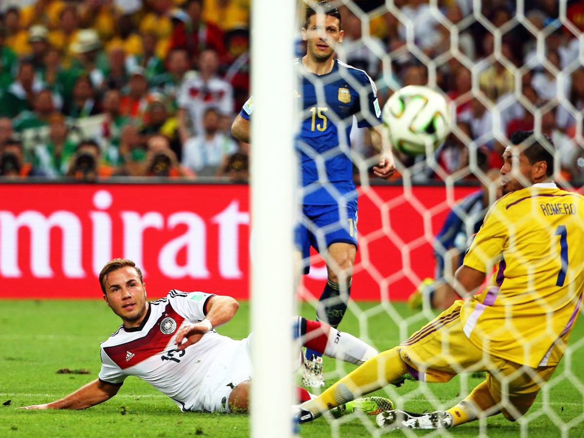 Mario Götze schießt das entscheidende Tor im WM-Finale 2014.