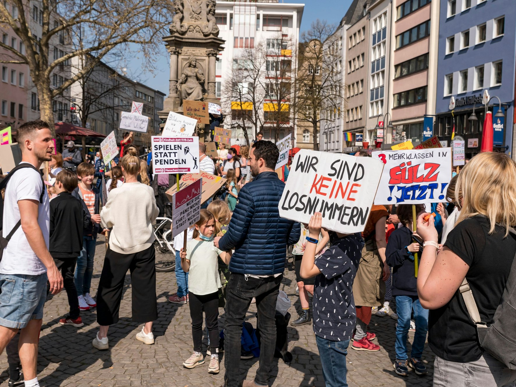 Demonstration am Kölner Alter Markt gegen zu wenig Schulplätze.