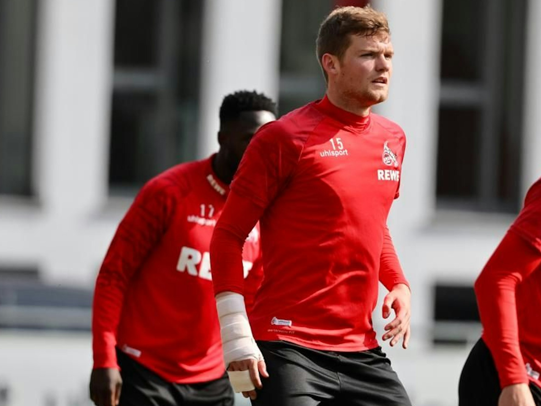 Luca Kilian trainiert beim 1. FC Köln mit Schiene an der Hand.