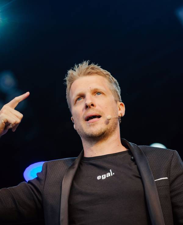 Der Comedian Oliver Pocher steht auf der Bühne im Autokino am Schützenplatz. (zu dpa "Instagrammerin will Pocher wegen Beitrag über Party verklagen") +++ dpa-Bildfunk +++