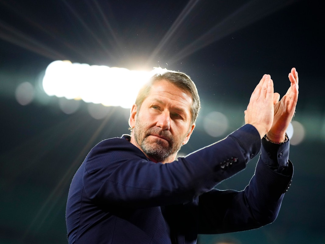 Franco Foda klatscht in die Hände beim Abschied.