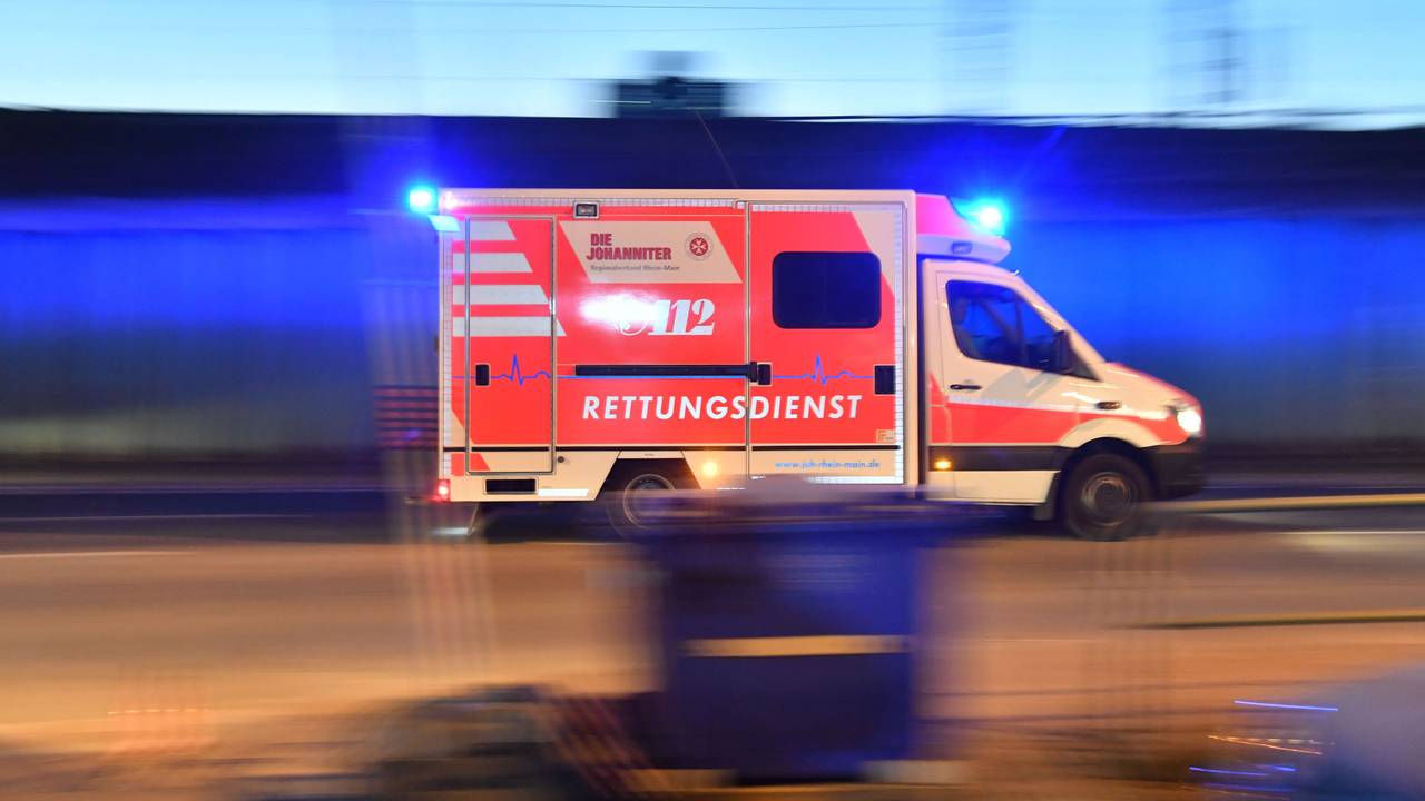 Ein Rettungswagen ist mit eingeschaltetem Blauchlicht im Einsatz.