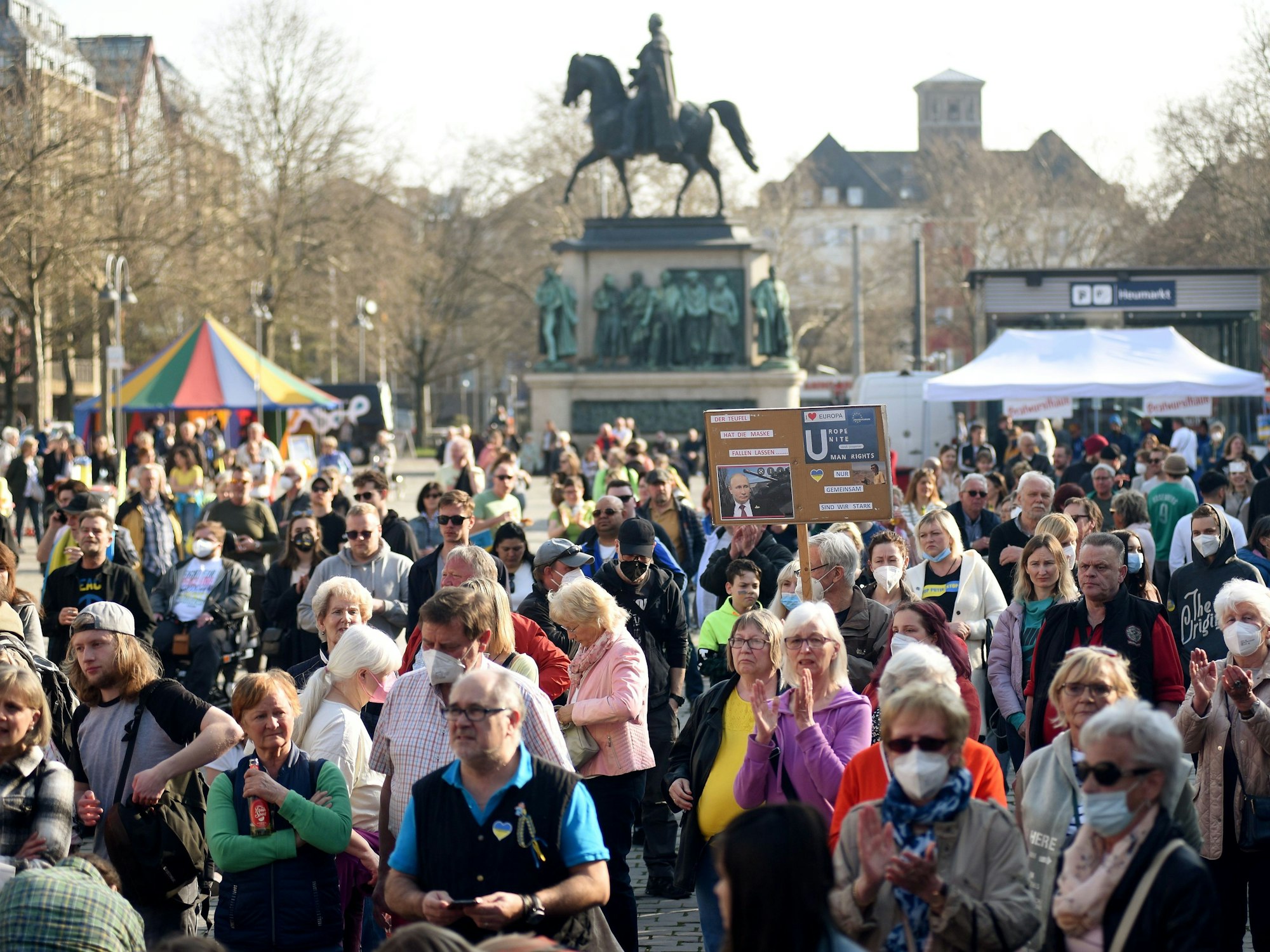 Peace-Please-Demo für den Frieden in der Ukraine, mit einem Benefizkonzert zugunsten der Kriegsopfer und Flüchtlinge auf dem Heumarkt.