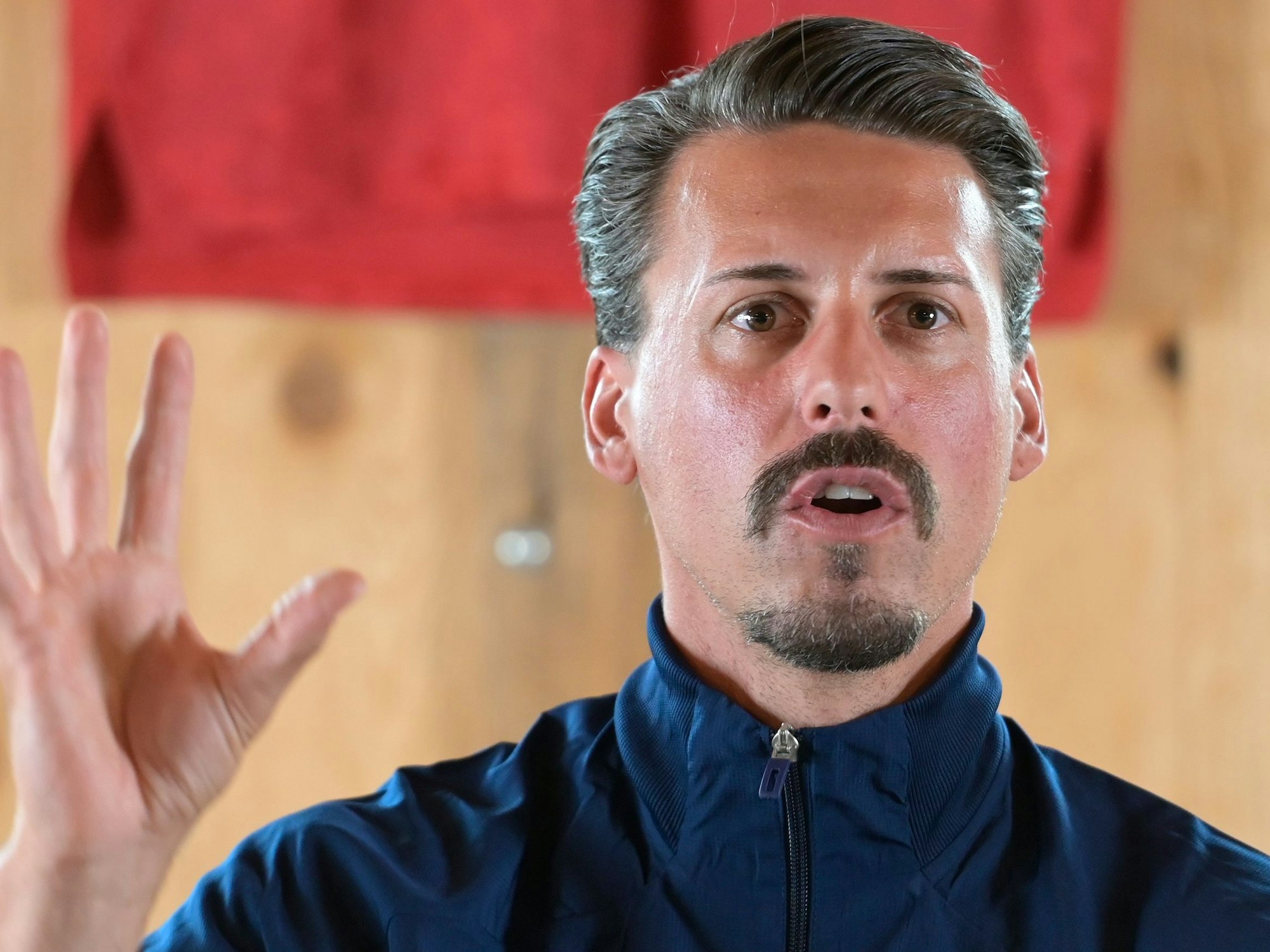 Sandro Wagner auf einer Pressekonferenz.