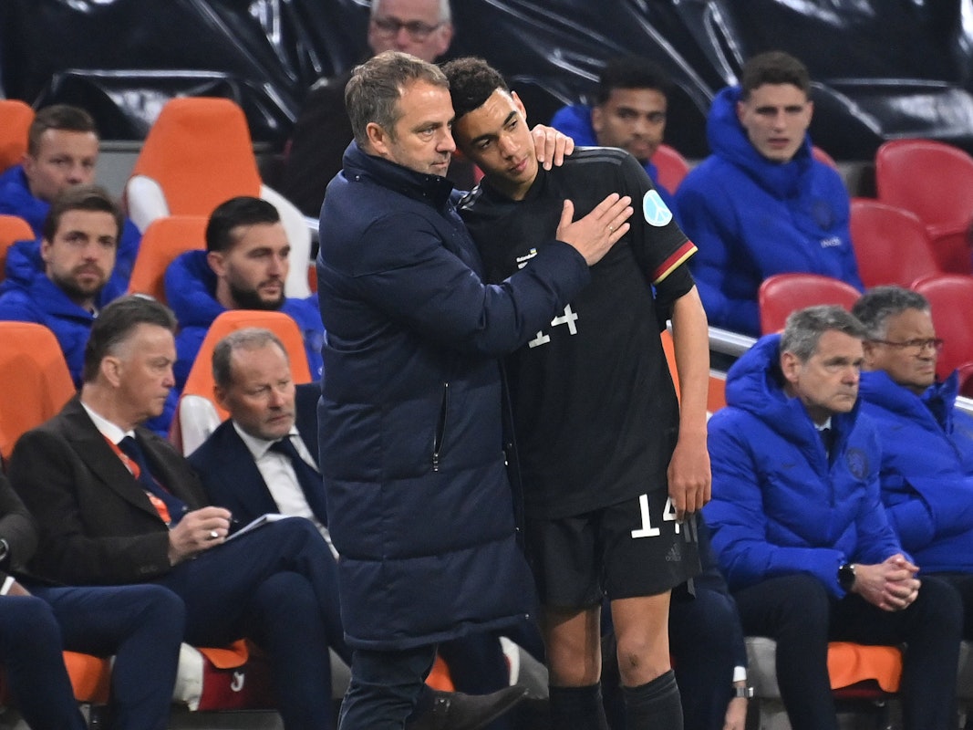 Bundestrainer Hansi Flick nimmt Jamal Musiala in den Arm.