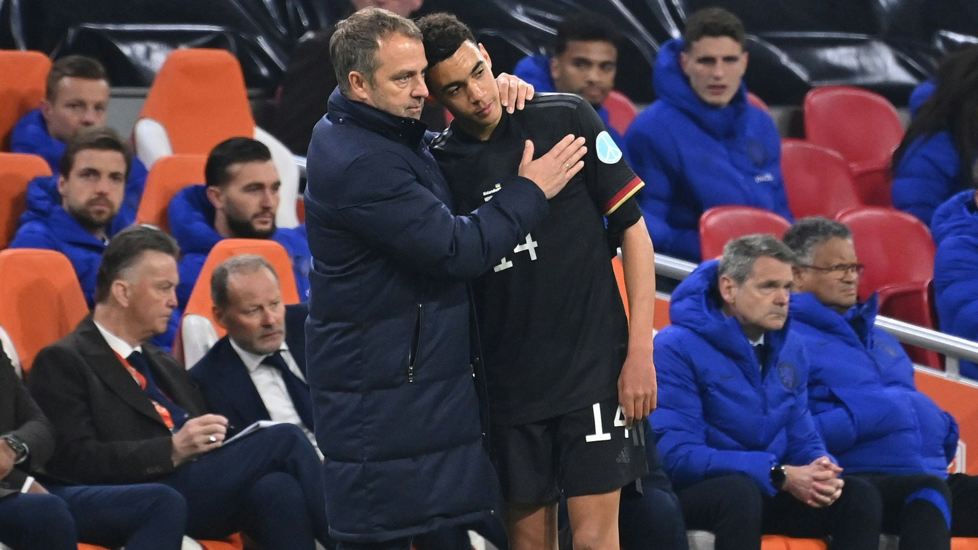 Bundestrainer Hansi Flick nimmt Jamal Musiala in den Arm.