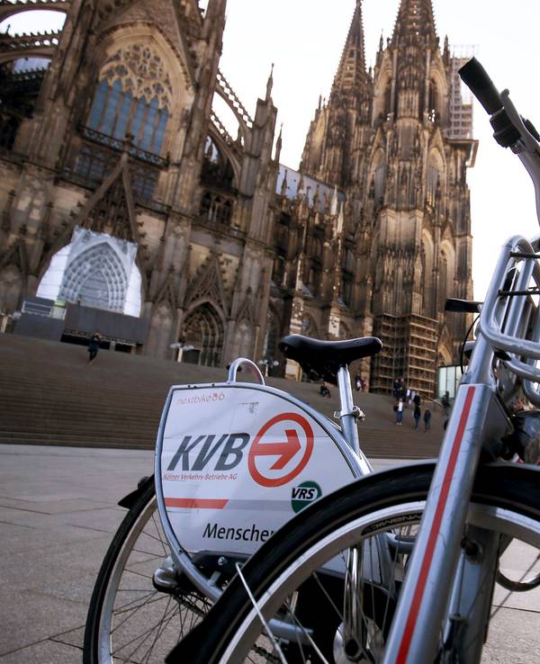 Ein Leihfahrräder der Kölner Verkehrs-Betriebe (KVB) steht am 13.02.2017 in Köln vor dem Dom.