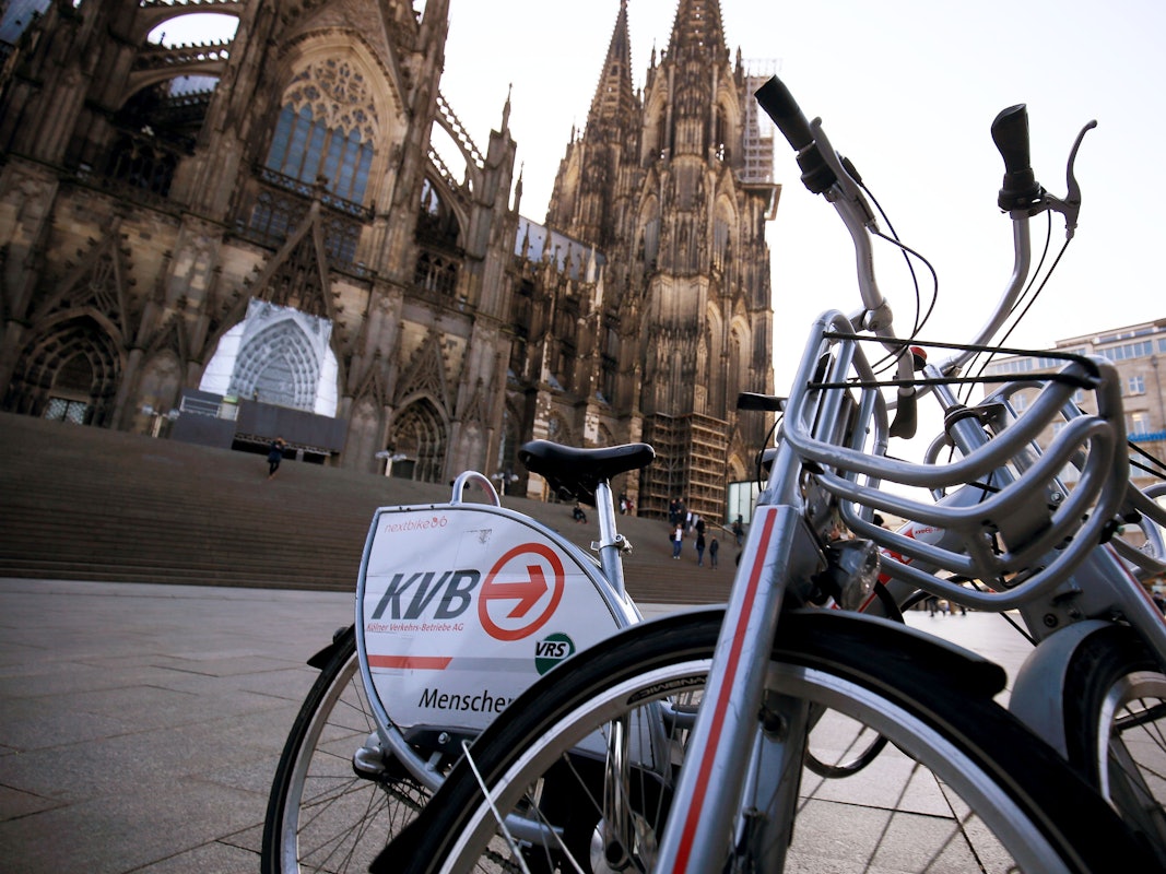 Ein Leihfahrräder der Kölner Verkehrs-Betriebe (KVB) steht am 13.02.2017 in Köln vor dem Dom.