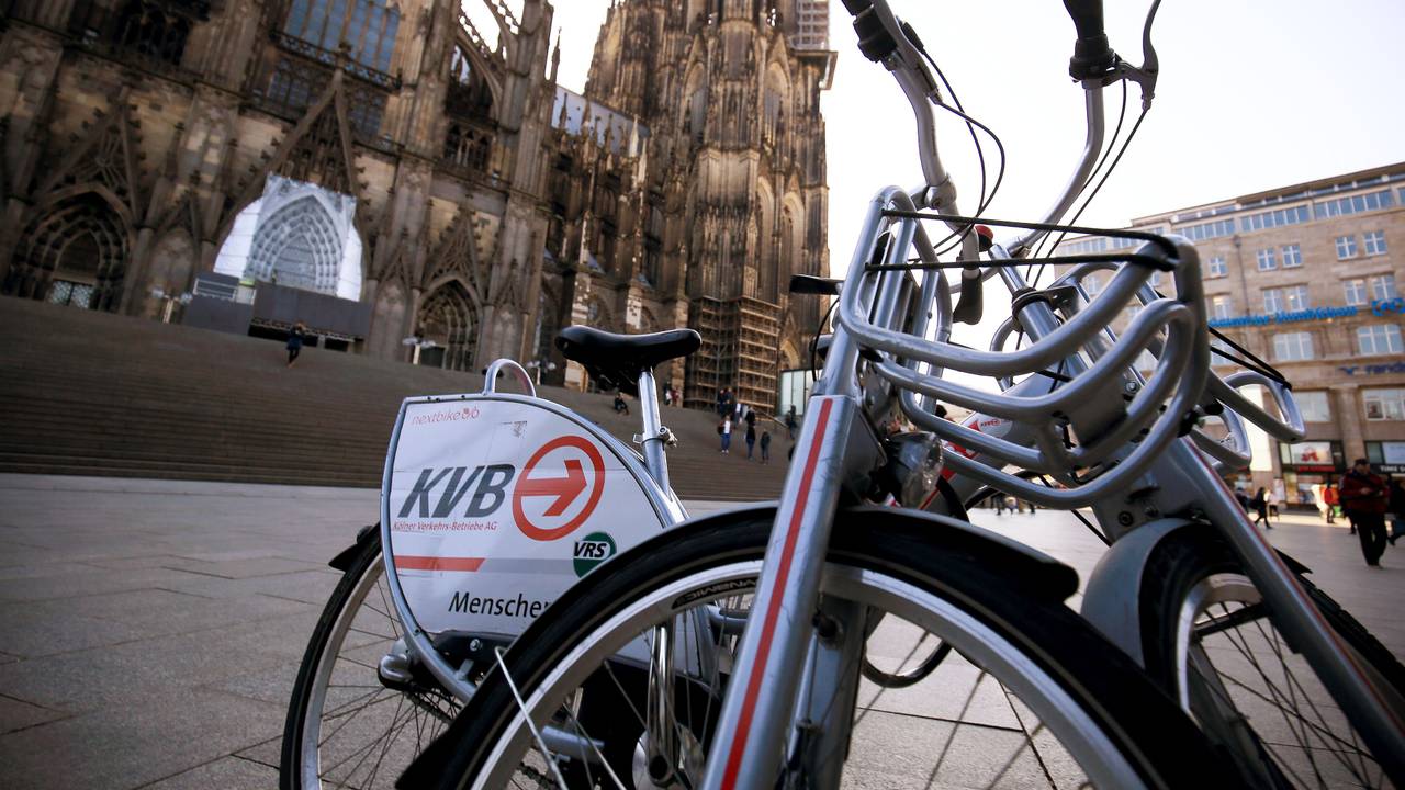 Ein Leihfahrräder der Kölner Verkehrs-Betriebe (KVB) steht am 13.02.2017 in Köln vor dem Dom.
