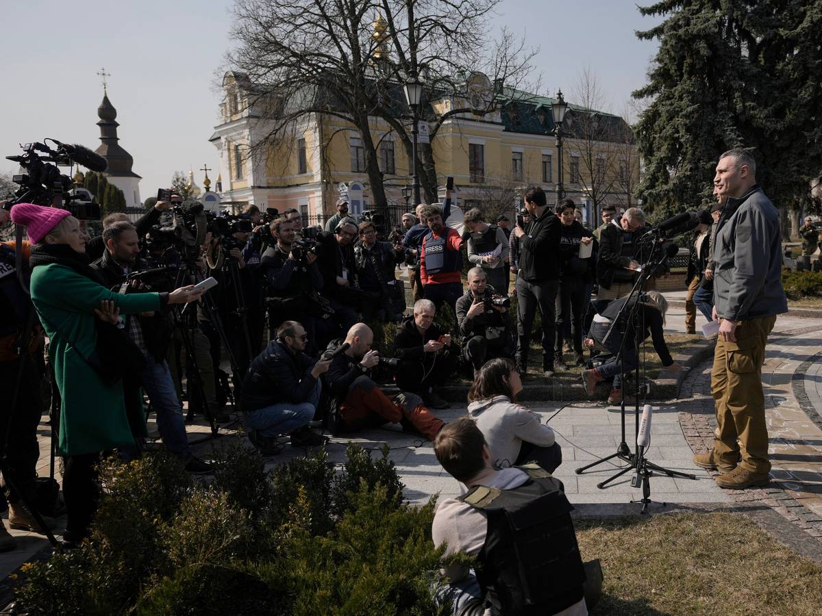 Vitali Klitschko vor Journalisten bei einem Interview in Kyjiw in der Ukraine.