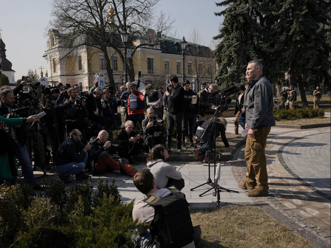 Vitali Klitschko vor Journalisten bei einem Interview in Kyjiw in der Ukraine.