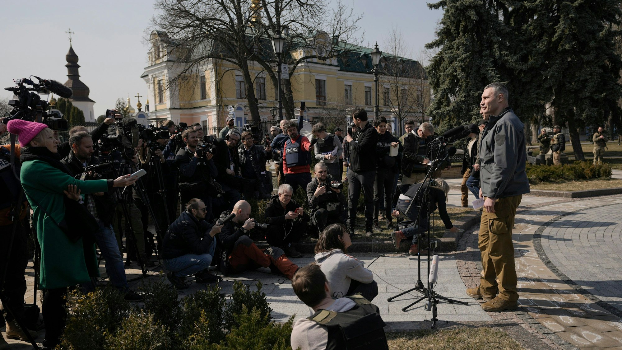 Vitali Klitschko vor Journalisten bei einem Interview in Kyjiw in der Ukraine.