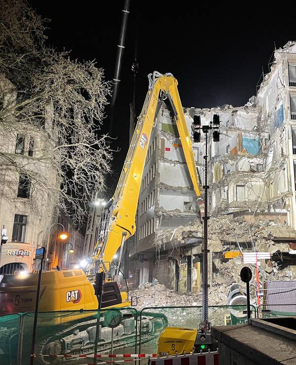 Ein Bagger bei Abrissarbeiten in der Nähe des Kölner Doms. Hier entsteht das „Laurenz-Carré“.