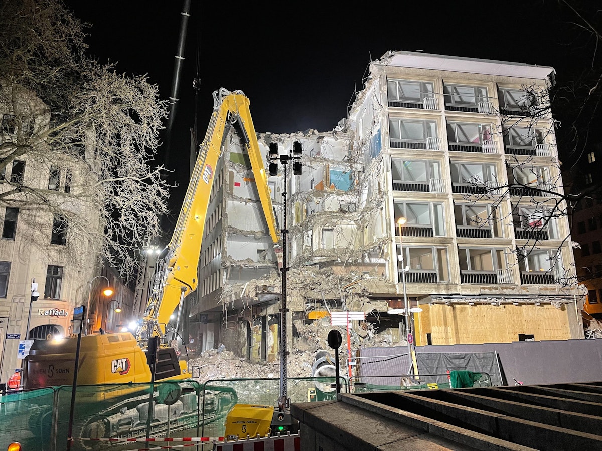 Ein Bagger bei Abrissarbeiten in der Nähe des Kölner Doms. Hier entsteht das „Laurenz-Carré“.