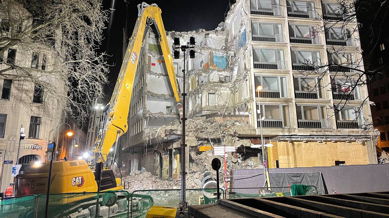 Ein Bagger bei Abrissarbeiten in der Nähe des Kölner Doms. Hier entsteht das „Laurenz-Carré“.