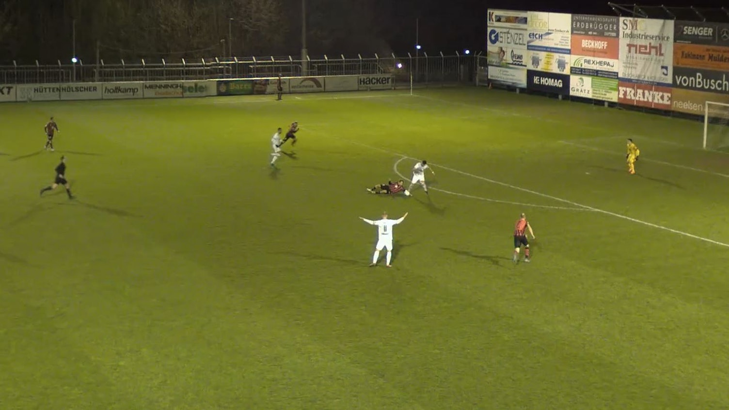 Regionalliga-Kicker Yasin Altun vom SV Lippstadt stoppt einen Angriff des SV Rödinghausen kurz nach seiner Einwechslung per Handspiel.