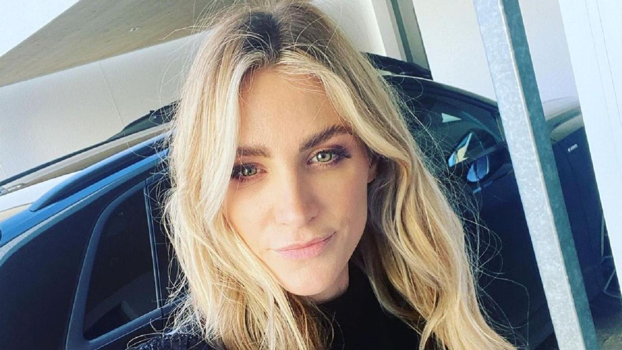 Sport-Moderatorin Anna Kraft posiert für ein Selfie