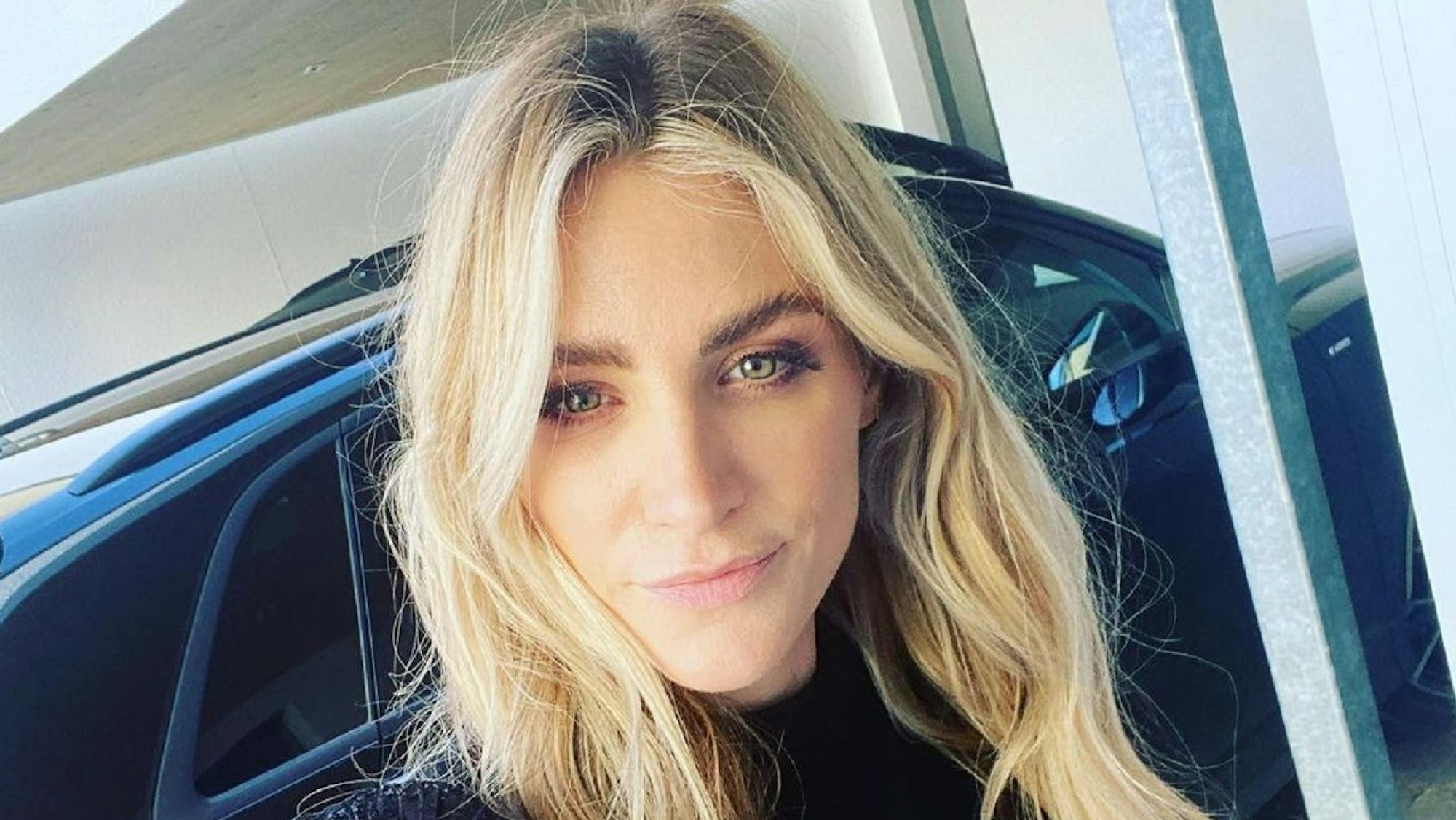 Sport-Moderatorin Anna Kraft posiert für ein Selfie