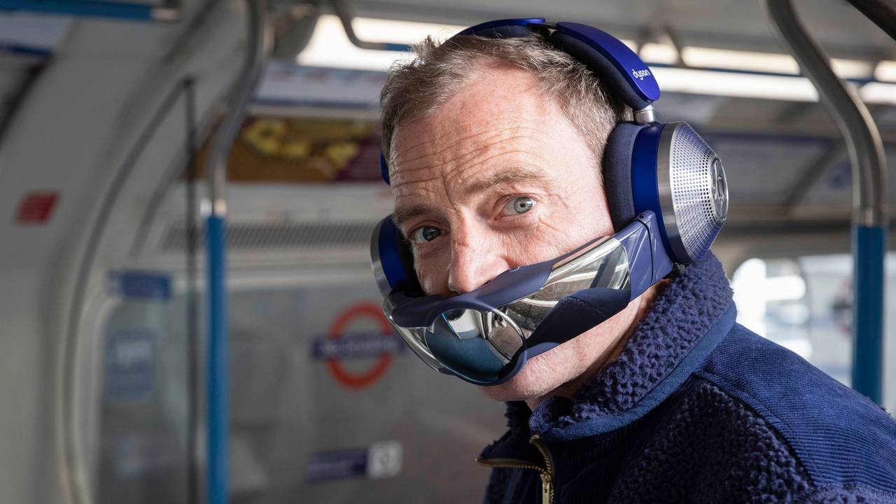 Jake Dyson enthüllt die skurrile Innovation des Hausgeräteherstellers: Luftreinigungskopfhörer. Ein Kopfhörer, der mit einem persönlichen Luftfilter verknüpft ist.