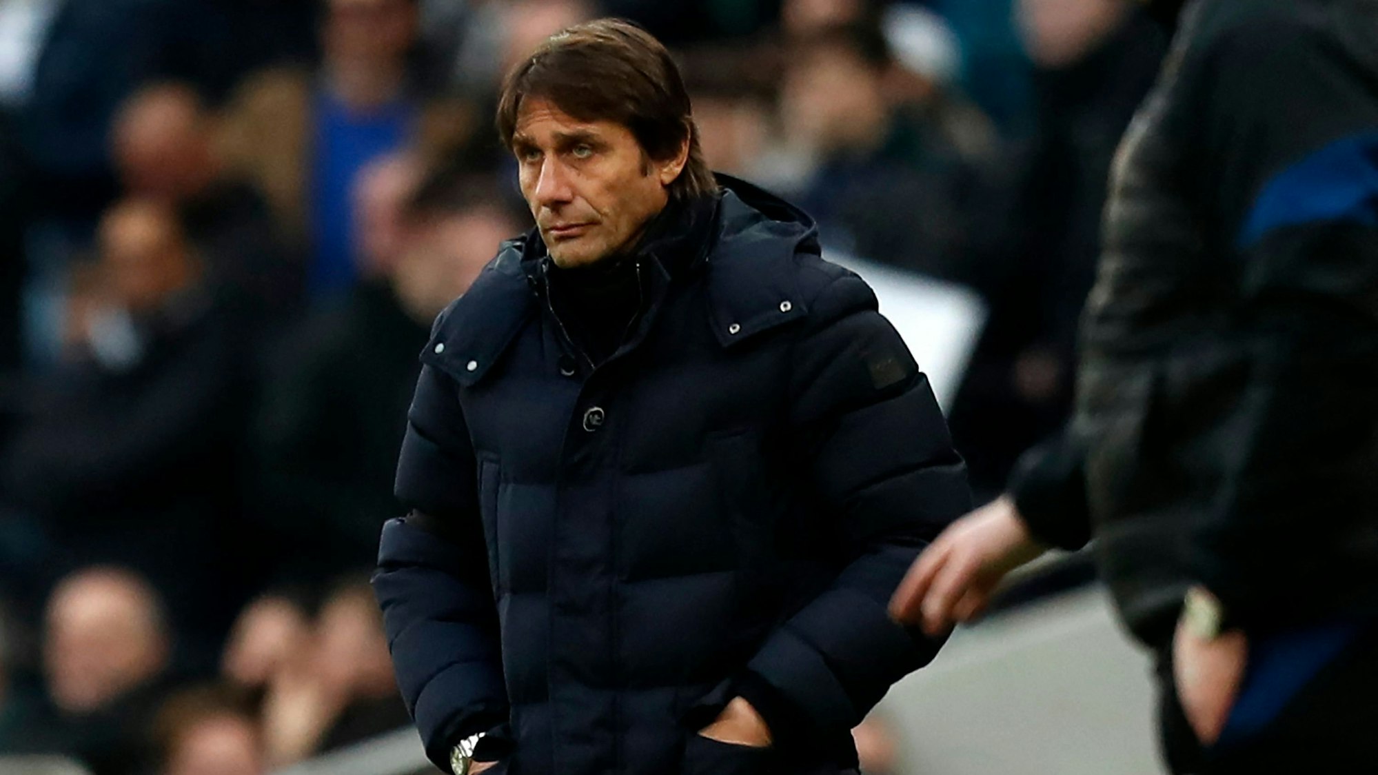 Antonio Conte an der Seitenlinie, mit den Händen in den Jackentaschen.