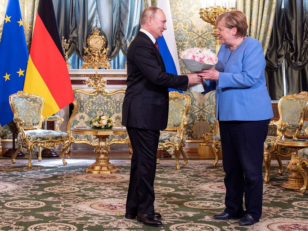 International wird die deutsche Energiepolitik massiv kritisiert, nicht nur in den USA, sondern auch in Osteuropa. Unser Archivfoto aus dem Jahr 2021 zeigt die einstige Bundeskanzlerin Angela Merkel (CDU) bei einem Treffen mit Putin im Kreml. Auch ihre Politik steht im Fokus der Kritik.