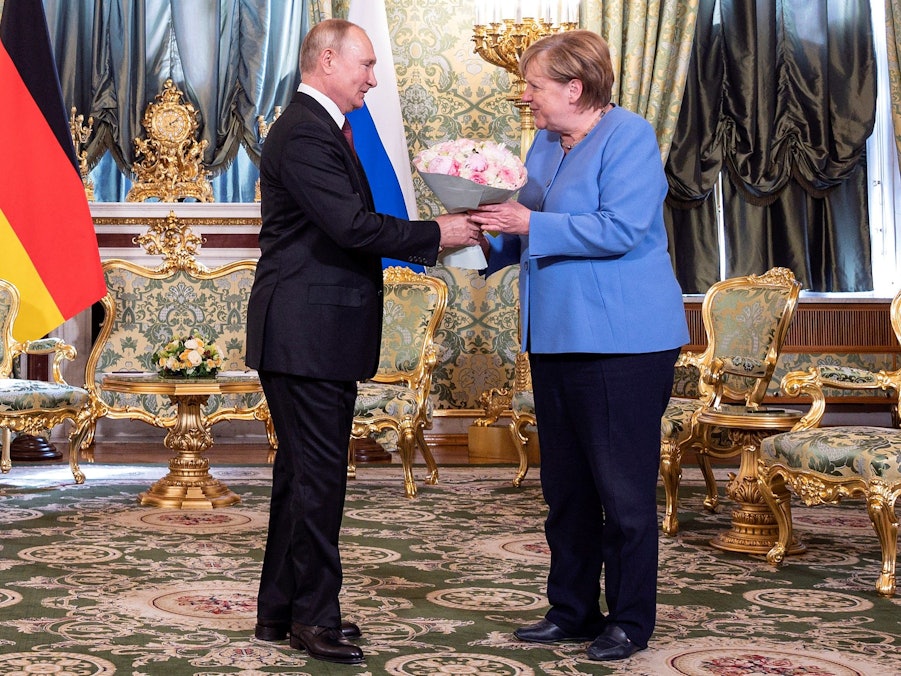 International wird die deutsche Energiepolitik massiv kritisiert, nicht nur in den USA, sondern auch in Osteuropa. Unser Archivfoto aus dem Jahr 2021 zeigt die einstige Bundeskanzlerin Angela Merkel (CDU) bei einem Treffen mit Putin im Kreml. Auch ihre Politik steht im Fokus der Kritik.