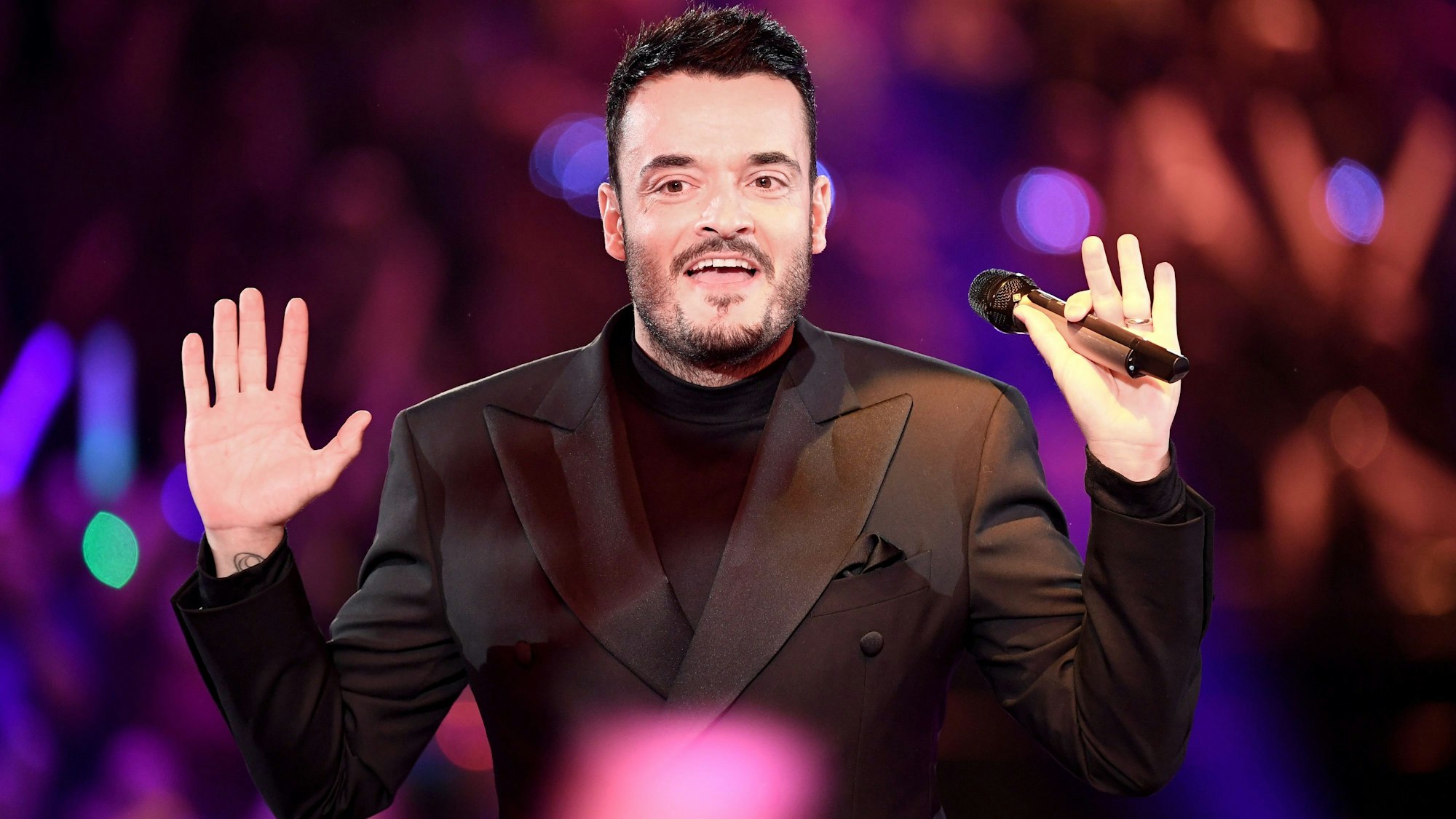 Giovanni Zarrella steht bei der Show „Schlagerchampions – Das große Fest der Besten“ auf der Bühne.