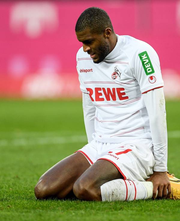 Anthony Modeste kniet auf dem Rasen.