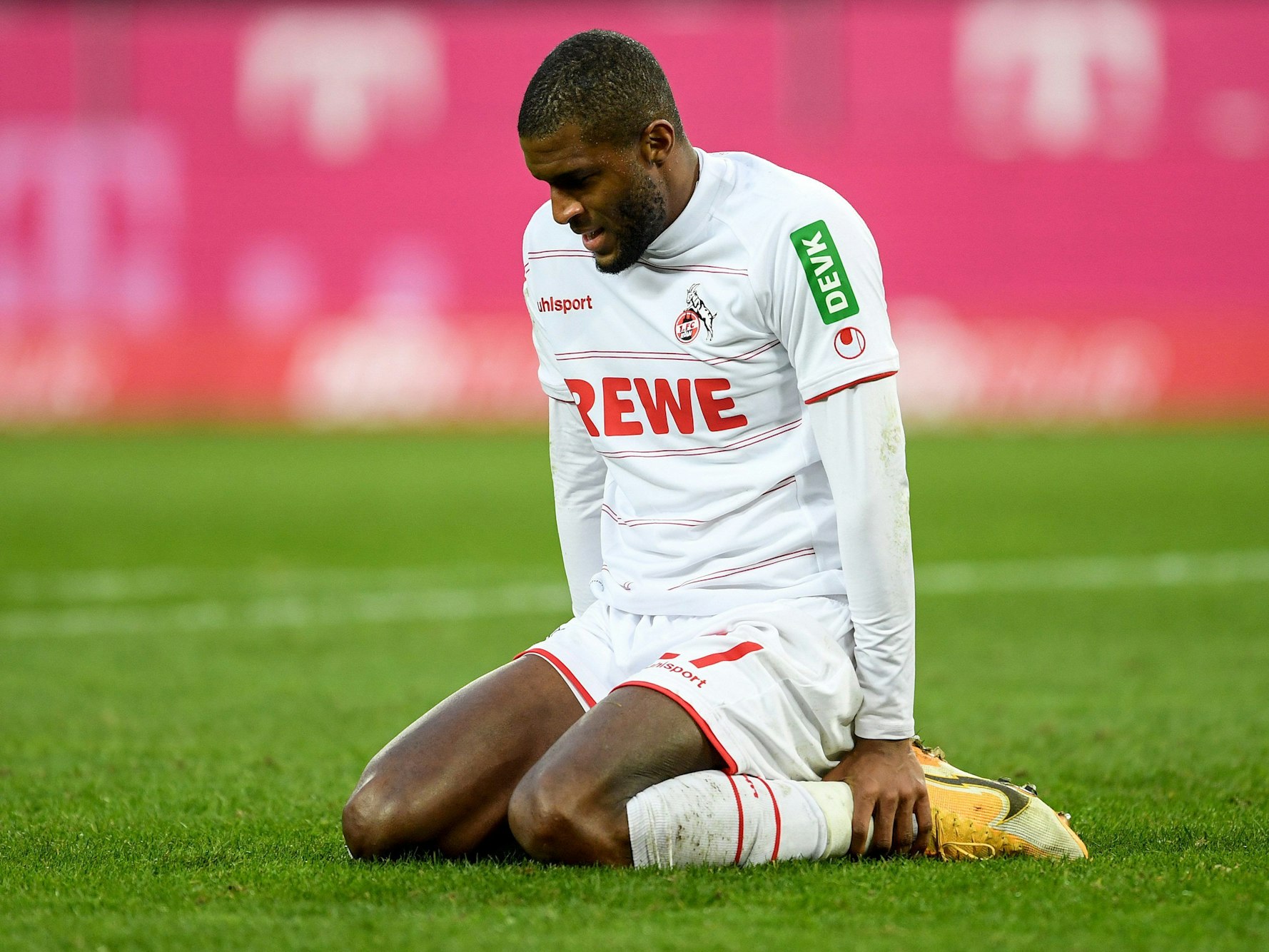 Anthony Modeste kniet auf dem Rasen.