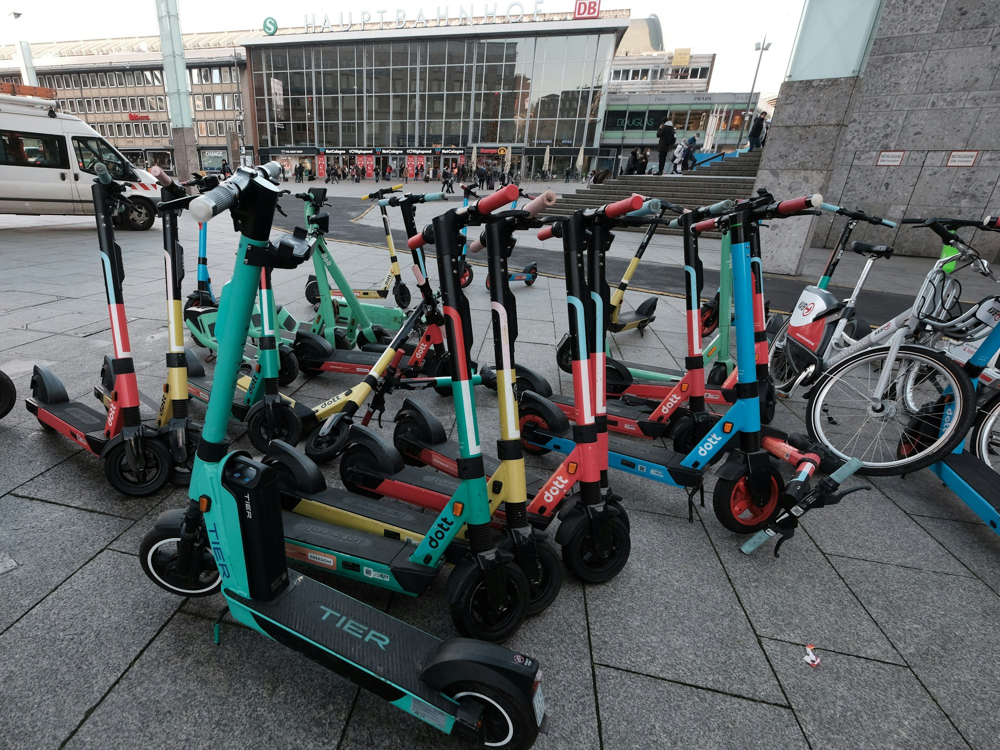 E-Scooter stehen am 9. Dezember 2021 am Kölner Hauptbahnhof. Jetzt will die Stadt Köln hohe Standgebühren erheben.