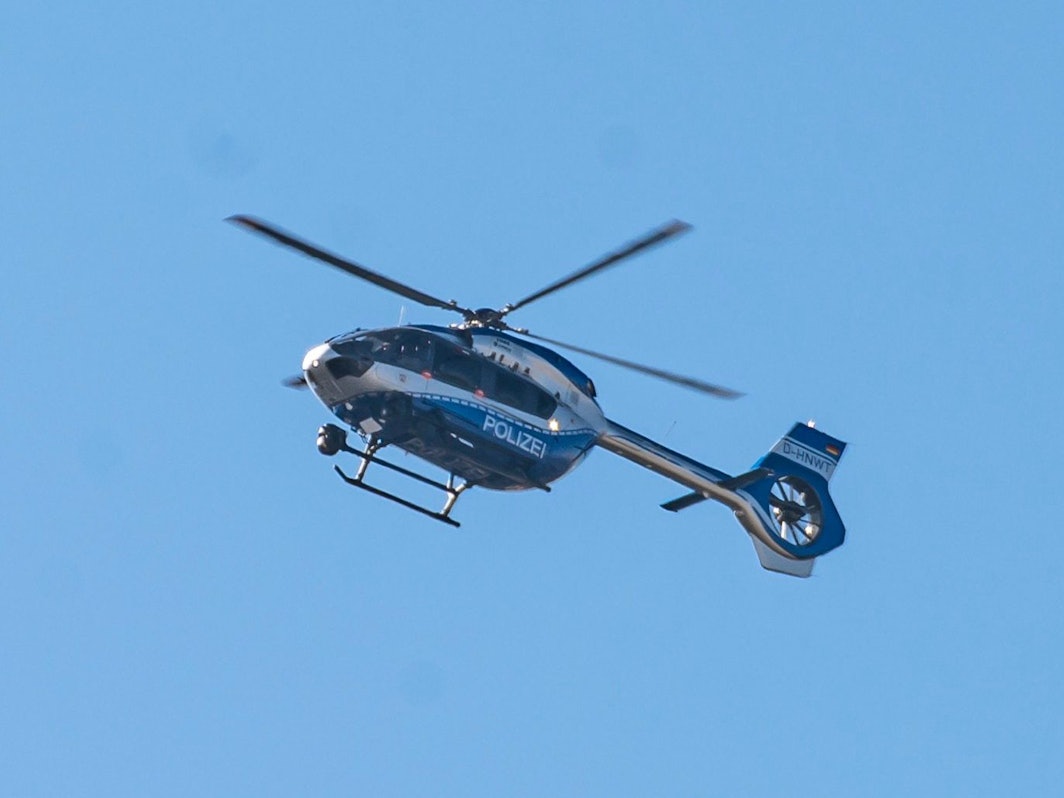 28.02.2022, Köln:
Karneval 2022: Demonstration für den Frieden und gegen den Krieg den Russland (Putin) gegen die Ukraine führt.
Hier: Polizeihubschrauber über der Innenstadt.
Montag 28. Februar 2022
Aufgenommen am: 28.02.2022
Foto: Alexander Roll (Staff)