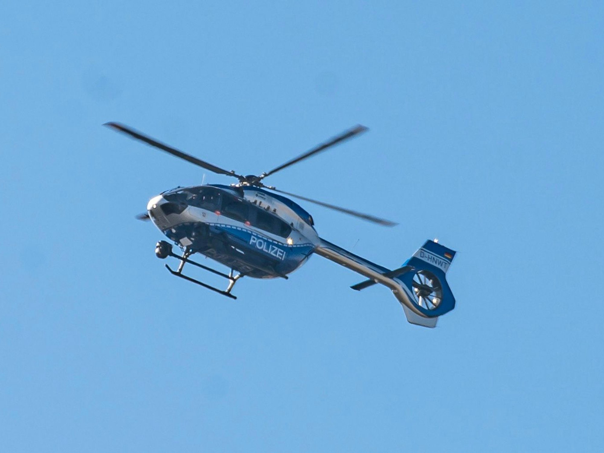 28.02.2022, Köln:
Karneval 2022: Demonstration für den Frieden und gegen den Krieg den Russland (Putin) gegen die Ukraine führt.
Hier: Polizeihubschrauber über der Innenstadt.
Montag 28. Februar 2022
Aufgenommen am: 28.02.2022
Foto: Alexander Roll (Staff)