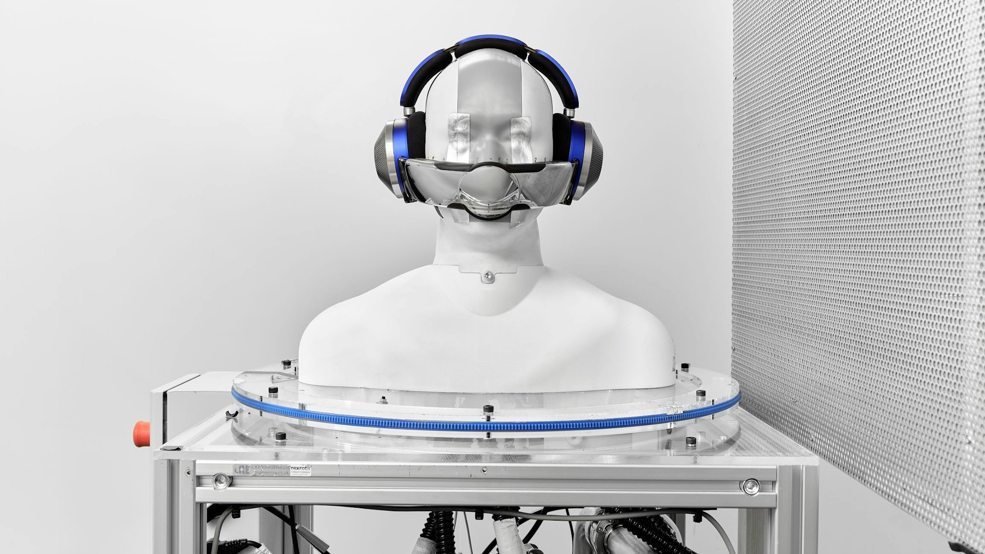 Über sechs Jahre Entwicklungszeit sollen in dem „Dyson Zone“ stecken, dem Kopfhörer-Luftfilter.