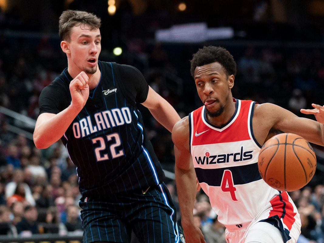 Franz Wagner in der Defensive der Orlando Magic gegen Washing Wizards-Star Ish Smitth.