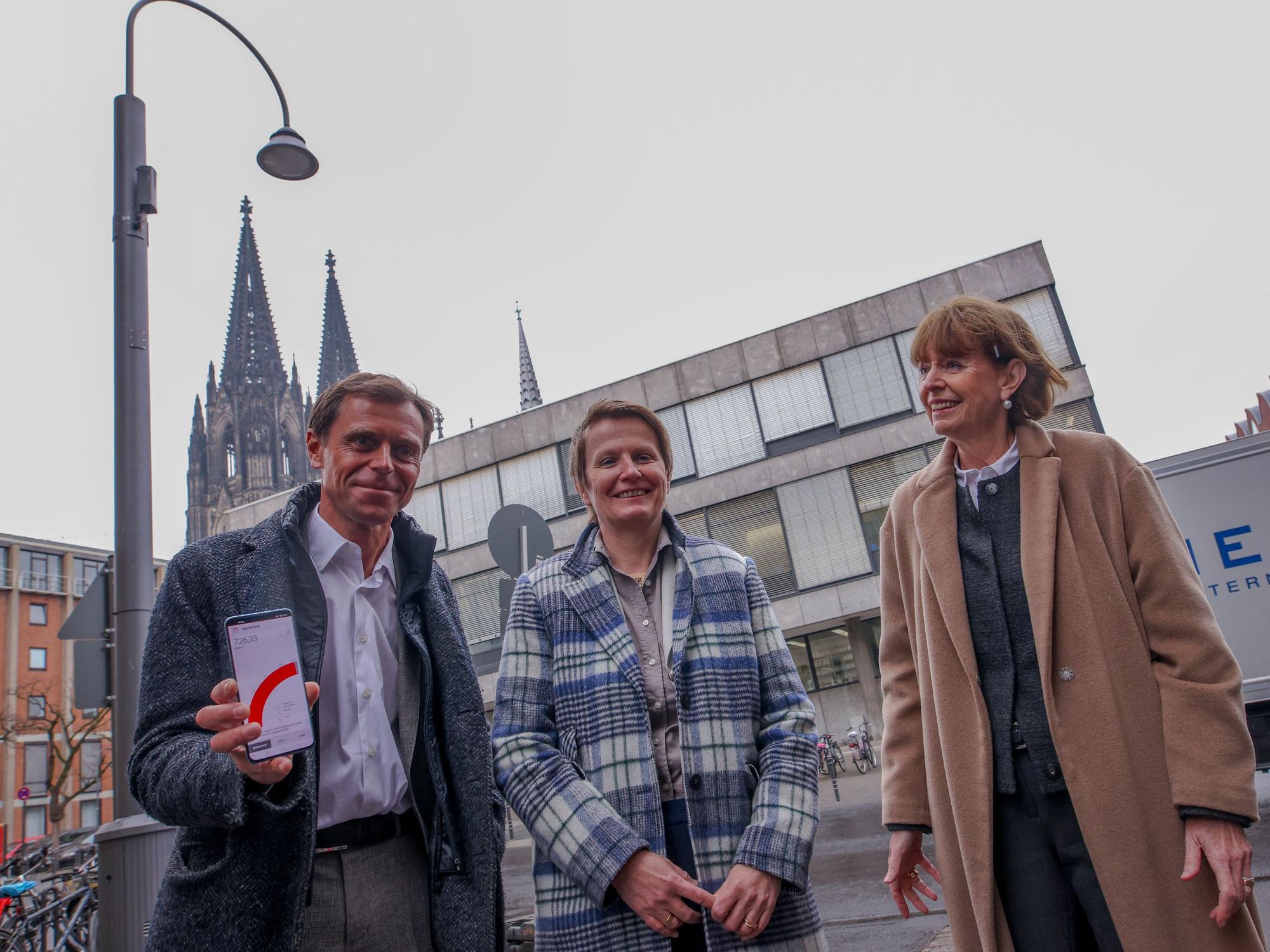 Henriette Reker am Donnerstag (31. März) mit Birgit Lichtenstein (RheinEnergie) und Gerhard Mack (Vodafone).