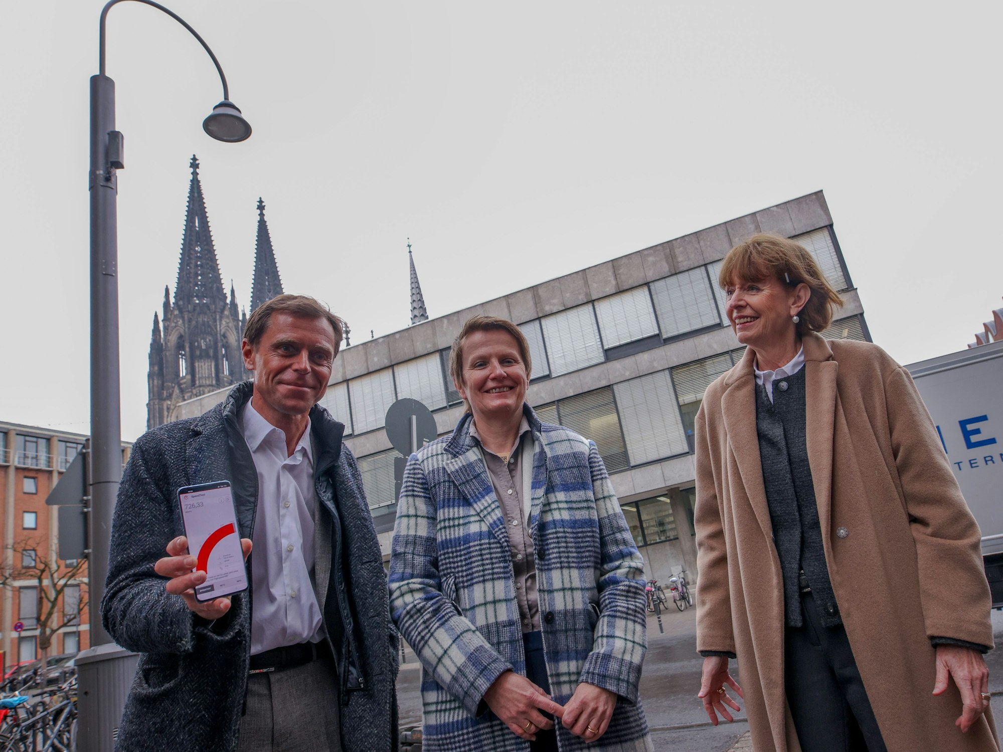 Henriette Reker am Donnerstag (31. März) mit Birgit Lichtenstein (RheinEnergie) und Gerhard Mack (Vodafone).