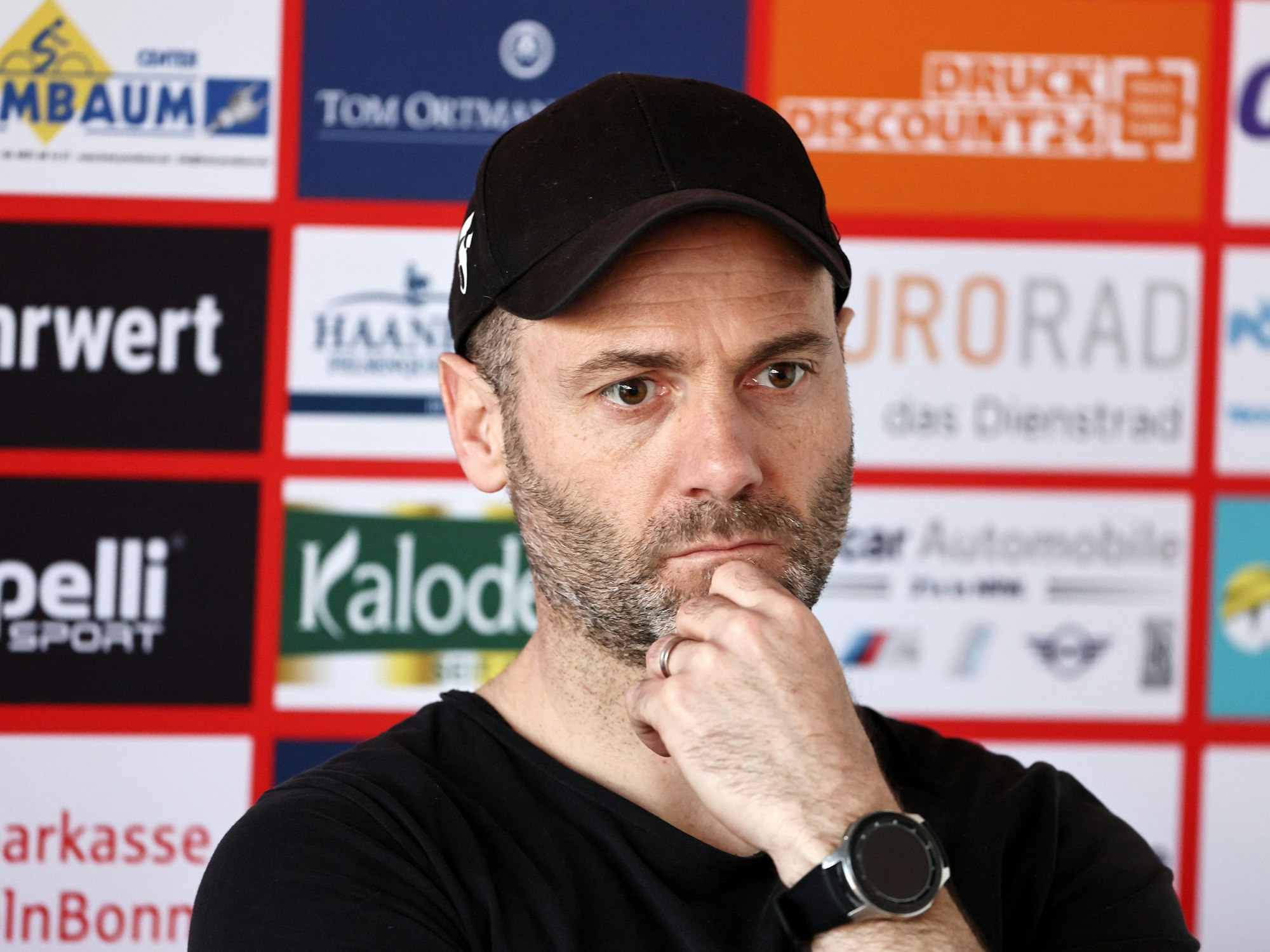 SC Fortuna Köln gegen Homberg: Trainer Alexander Ende (Fortuna)auf der Pressekonferenz.