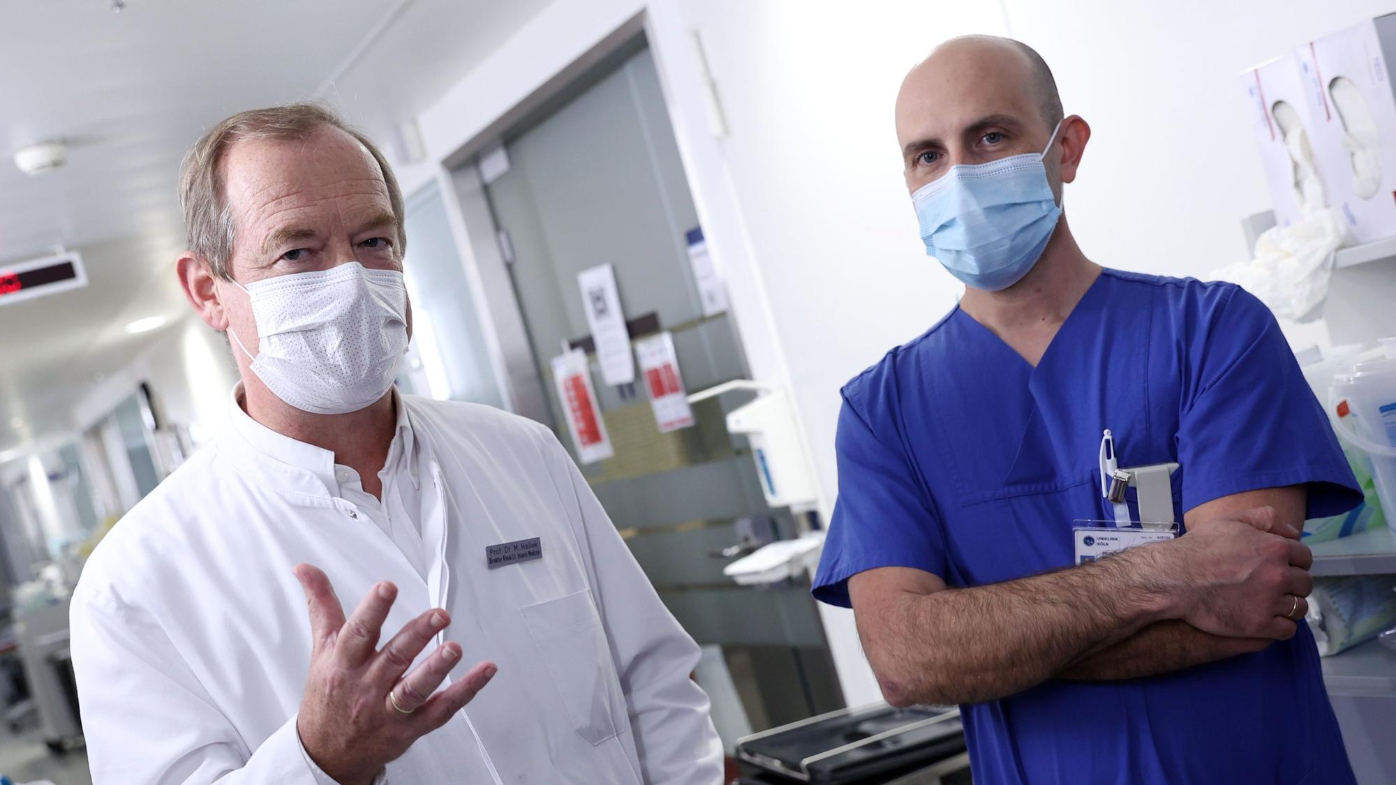 Prof. Dr. Michael Hallek und Dr. Boris Böll auf der Intensivstation in Köln.